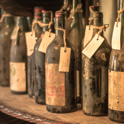 Les premières étiquettes de vin apparaissent en Europe au XVIIIe siècle