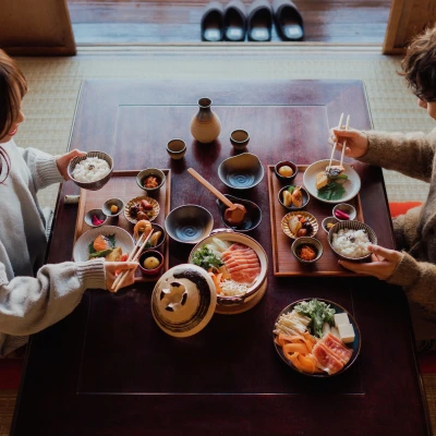 An illustration summarizing the current challenges facing the sake industry: declining consumption in Japan coupled with a boom in exports, the emergence of international sakagura, and the serving of sake in Michelin-starred fine dining restaurants.