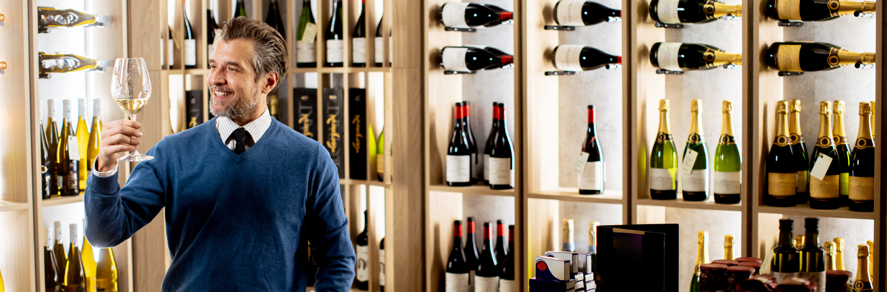 Acheteur vins et spiritueux et sommelier examinant une bouteille