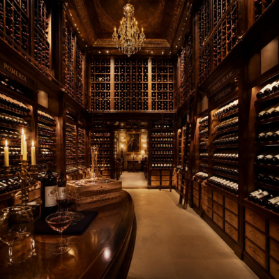 Cave à vins luxueuse d’un palace hôtelier illustrant les chiffres de l’hôtellerie vinicole mondiale : plus de 700 000 hôtels, 15 % de la consommation de vins premium et des achats annuels de plus de 10 milliards d’euros